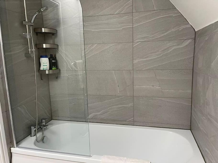 Orchid Lodge - Two Bed Generous Flat - Parking, Netflix, Wifi - Close To Blenheim Palace & Oxford - F4 Kidlington Eksteriør billede