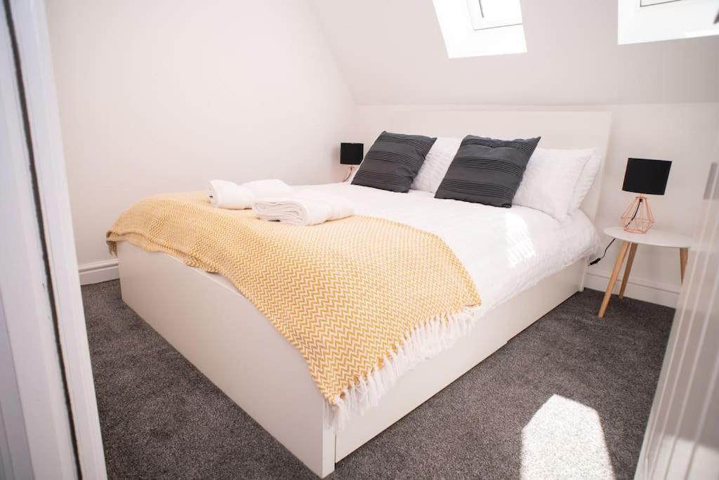 Orchid Lodge - Two Bed Generous Flat - Parking, Netflix, Wifi - Close To Blenheim Palace & Oxford - F4 Kidlington Eksteriør billede