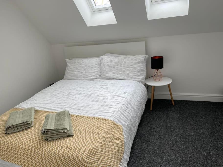 Orchid Lodge - Two Bed Generous Flat - Parking, Netflix, Wifi - Close To Blenheim Palace & Oxford - F4 Kidlington Eksteriør billede