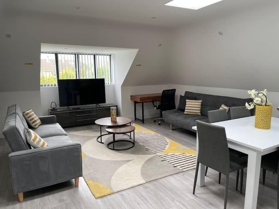 Orchid Lodge - Two Bed Generous Flat - Parking, Netflix, Wifi - Close To Blenheim Palace & Oxford - F4 Kidlington Eksteriør billede