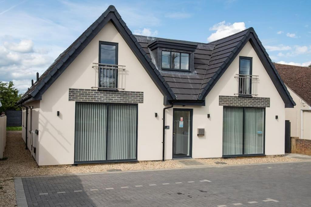 Orchid Lodge - Two Bed Generous Flat - Parking, Netflix, Wifi - Close To Blenheim Palace & Oxford - F4 Kidlington Eksteriør billede