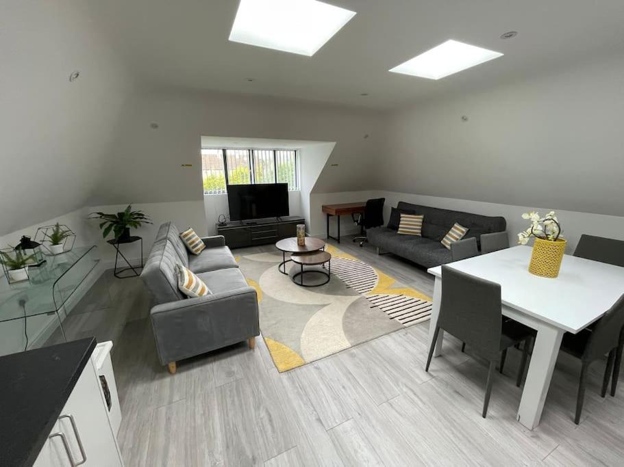 Orchid Lodge - Two Bed Generous Flat - Parking, Netflix, Wifi - Close To Blenheim Palace & Oxford - F4 Kidlington Eksteriør billede