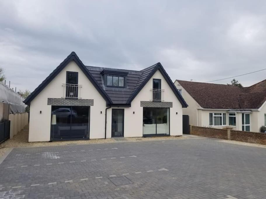 Orchid Lodge - Two Bed Generous Flat - Parking, Netflix, Wifi - Close To Blenheim Palace & Oxford - F4 Kidlington Eksteriør billede