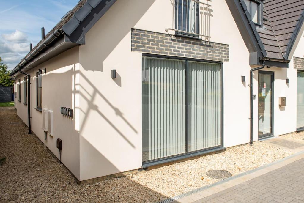 Orchid Lodge - Two Bed Generous Flat - Parking, Netflix, Wifi - Close To Blenheim Palace & Oxford - F4 Kidlington Eksteriør billede