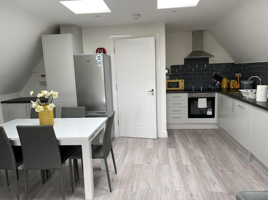 Orchid Lodge - Two Bed Generous Flat - Parking, Netflix, Wifi - Close To Blenheim Palace & Oxford - F4 Kidlington Eksteriør billede