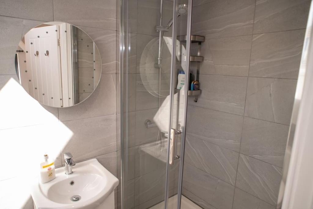 Orchid Lodge - Two Bed Generous Flat - Parking, Netflix, Wifi - Close To Blenheim Palace & Oxford - F4 Kidlington Eksteriør billede
