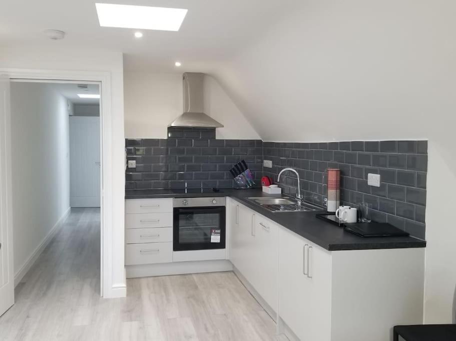 Orchid Lodge - Two Bed Generous Flat - Parking, Netflix, Wifi - Close To Blenheim Palace & Oxford - F4 Kidlington Eksteriør billede