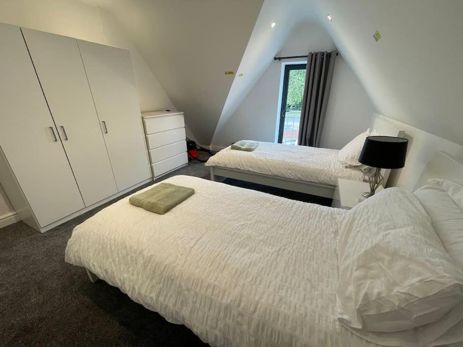 Orchid Lodge - Two Bed Generous Flat - Parking, Netflix, Wifi - Close To Blenheim Palace & Oxford - F4 Kidlington Eksteriør billede