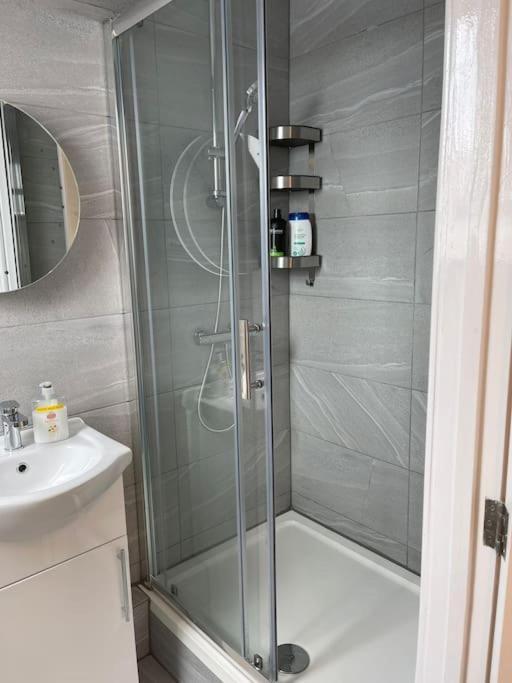 Orchid Lodge - Two Bed Generous Flat - Parking, Netflix, Wifi - Close To Blenheim Palace & Oxford - F4 Kidlington Eksteriør billede