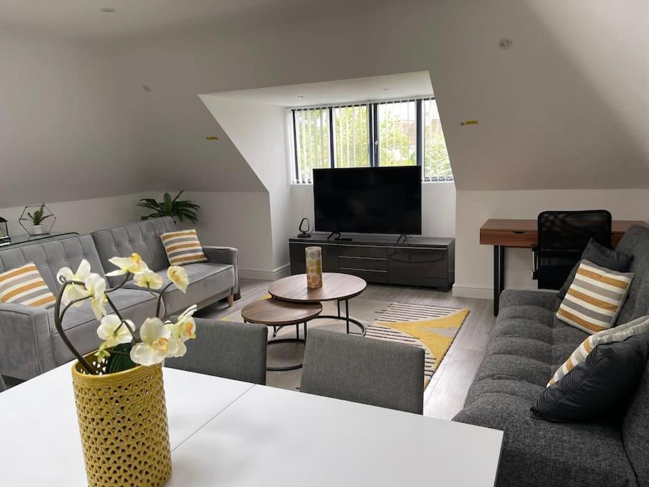 Orchid Lodge - Two Bed Generous Flat - Parking, Netflix, Wifi - Close To Blenheim Palace & Oxford - F4 Kidlington Eksteriør billede