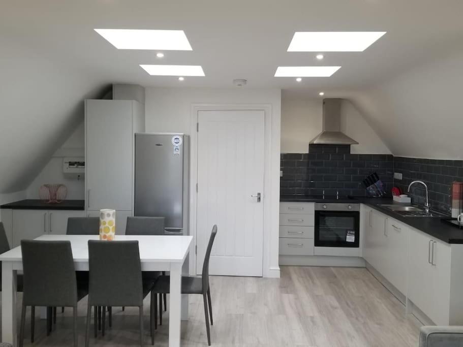 Orchid Lodge - Two Bed Generous Flat - Parking, Netflix, Wifi - Close To Blenheim Palace & Oxford - F4 Kidlington Eksteriør billede