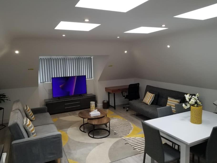Orchid Lodge - Two Bed Generous Flat - Parking, Netflix, Wifi - Close To Blenheim Palace & Oxford - F4 Kidlington Eksteriør billede