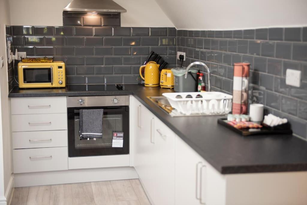 Orchid Lodge - Two Bed Generous Flat - Parking, Netflix, Wifi - Close To Blenheim Palace & Oxford - F4 Kidlington Eksteriør billede