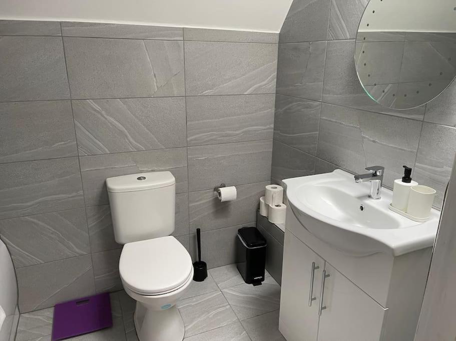 Orchid Lodge - Two Bed Generous Flat - Parking, Netflix, Wifi - Close To Blenheim Palace & Oxford - F4 Kidlington Eksteriør billede