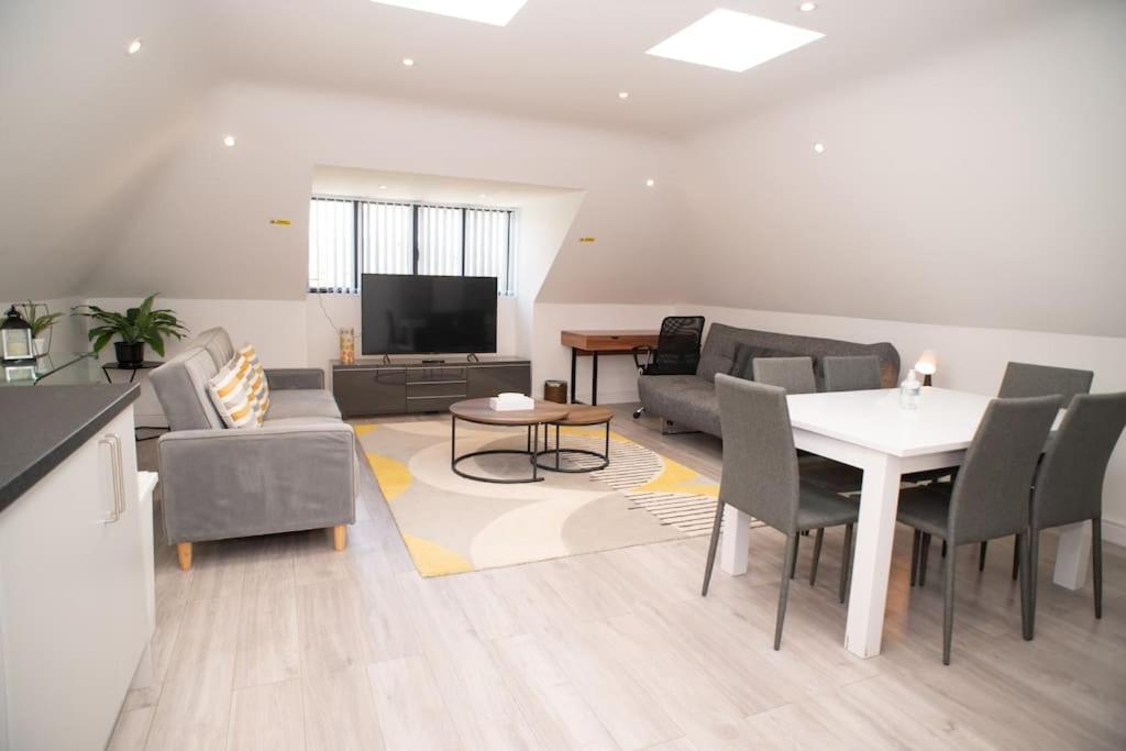 Orchid Lodge - Two Bed Generous Flat - Parking, Netflix, Wifi - Close To Blenheim Palace & Oxford - F4 Kidlington Eksteriør billede