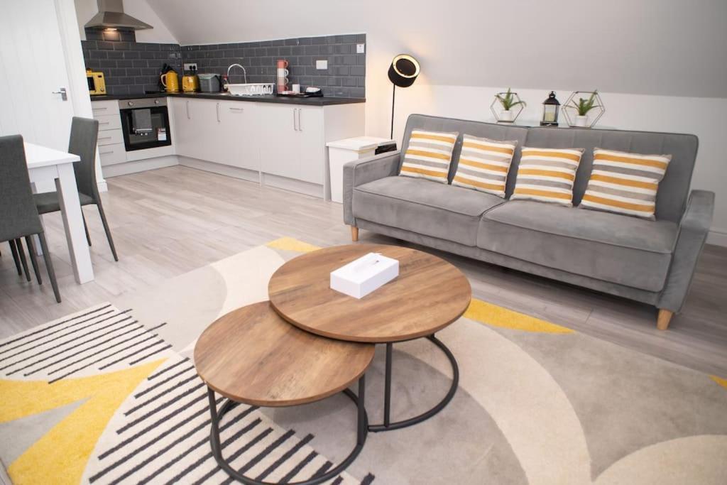 Orchid Lodge - Two Bed Generous Flat - Parking, Netflix, Wifi - Close To Blenheim Palace & Oxford - F4 Kidlington Eksteriør billede
