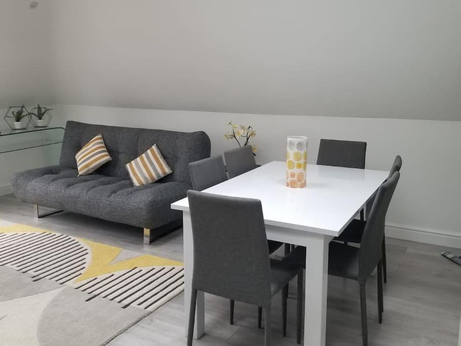 Orchid Lodge - Two Bed Generous Flat - Parking, Netflix, Wifi - Close To Blenheim Palace & Oxford - F4 Kidlington Eksteriør billede