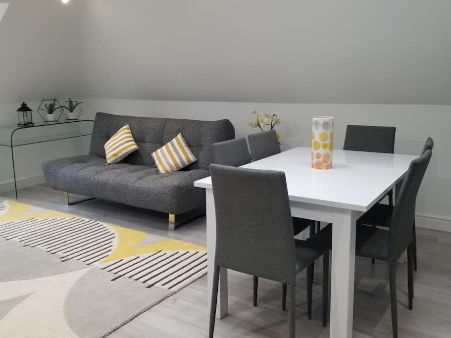Orchid Lodge - Two Bed Generous Flat - Parking, Netflix, Wifi - Close To Blenheim Palace & Oxford - F4 Kidlington Eksteriør billede